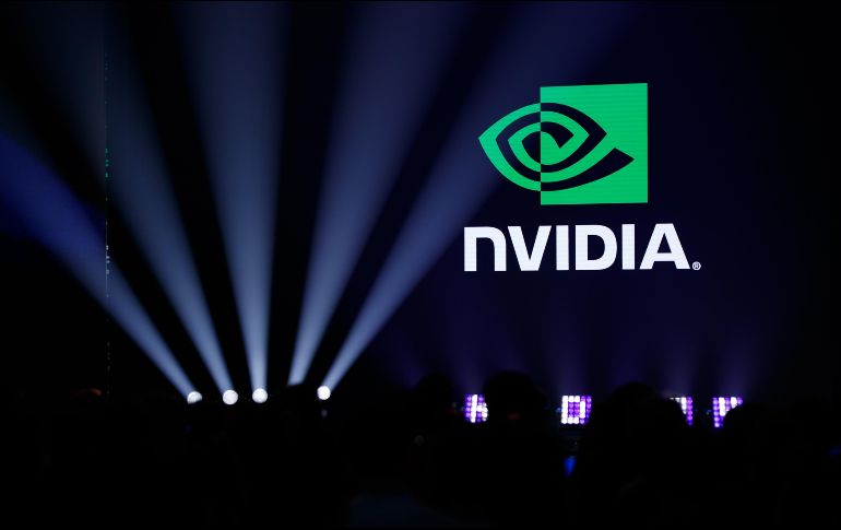 El logotipo de Nvidia es proyectado en una pantalla durante la Hon Hai Tech Day 2024, la conferencia anual sobre tecnología de Foxconn. EFE/EPA/R. Tongo