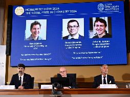 Miembros del comité seleccionador anuncian los ganadores del Premio Nobel de Química 2024, cuyas fotos se muestran al fondo. EFE/EPA/C. Olsson