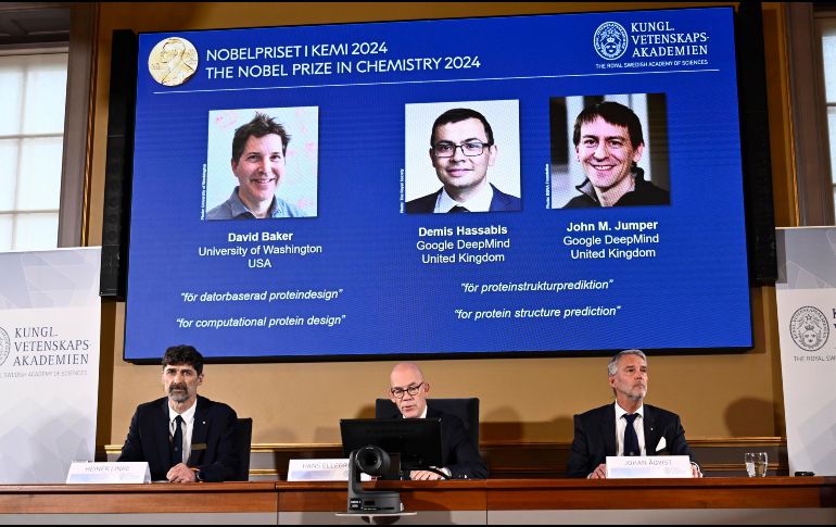 Miembros del comité seleccionador anuncian los ganadores del Premio Nobel de Química 2024, cuyas fotos se muestran al fondo. EFE/EPA/C. Olsson