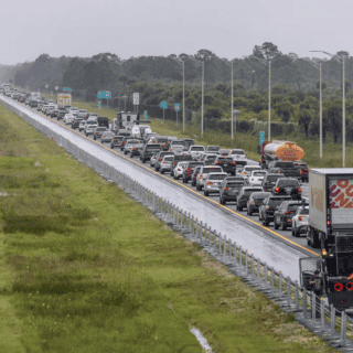 Gobernador de Florida informa que aún hay tiempo para evacuar