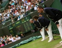 En las 18 pistas competitivas de su sede, el All England Club, se utilizará en 2025 el sistema automático de canto de líneas, lo que supondrá la eliminación de unos 300 jueces de línea que operaban en el torneo. AFP / ARCHIVO