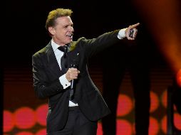 El usuario, quien acompañaba a su mamá en su cumpleaños, vivió un momento incómodo debido a que el cantante estaba en la mesa de al lado y, sin querer, aparecía en el fondo del video que estaba grabando. AP / ARCHIVO