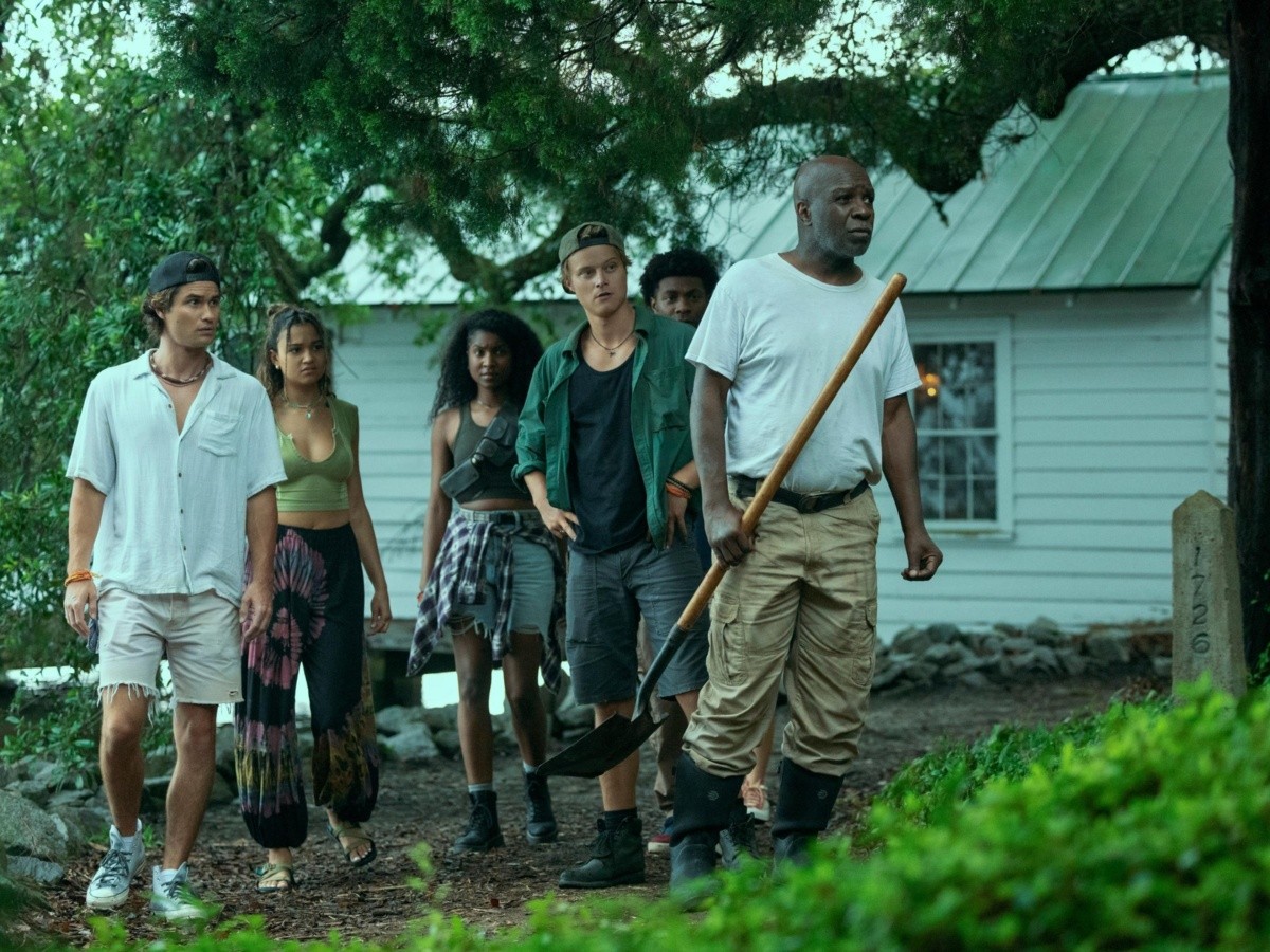 El grupo de Pogues encabezado por John B. (Chase Stokes) y formado por JJ (Rudy Pankow), Sarah Cameron (Madelyn Cline), Kie (Madison Bailey), Pope (Jonathan Daviss) y Cleo (Carlacia Grant) en la casa de Wes Genrette en la serie Outer Banks.