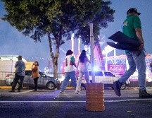 Durante esta temporada, cientos de cocheras particulares y ‘apartalugares’ cobran desde 50 hasta casi los 300 pesos para permitir que conductores que acuden a las Fiestas de Octubre se puedan estacionar en un lugar cercano al Auditorio Benito Juárez. EL INFORMADOR / H. Figueroa