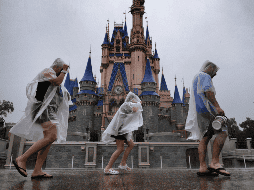 Visitantes de Walt Disney World en Bay Lake, Florida, enfrentando las primeras lluvias por 