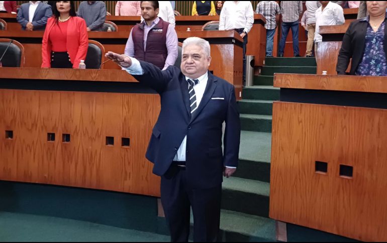 El Dr. Gustavo Alarcón Herrera rinde protesta ante el pleno del Congreso de Guerrero, como alcalde sustituto de Chilpancingo. SUN /A. Delgado Peralta