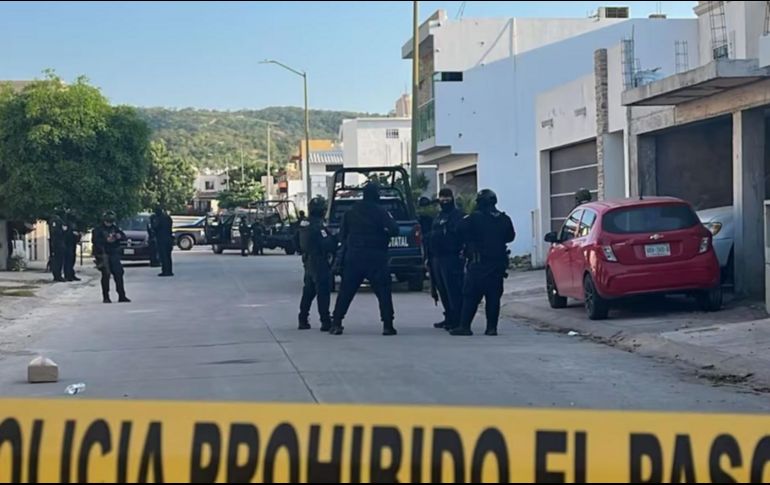 La Secretaría de Seguridad Pública del Estado informó que se encontró un fusil automático y chalecos tácticos en el techo de la vivienda, pero no se localizó a los residentes. CORTESÍA