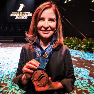 Entregan Medalla al Mérito Industrial a Carmen Villareal