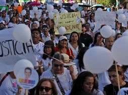 Un grupo de personas grita consignas, durante la marcha para exigir justicia por el asesinato del alcalde Alejandro Arcos Catalán, este jueves en Chilpancingo, en el estado de Guerrero. EFE/ J. De la Cruz