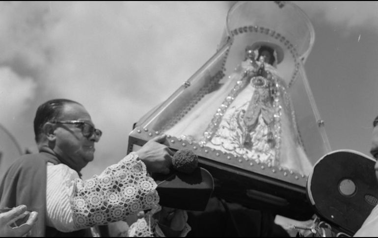 El Monseñor Luis Santiago (a la izquierda) y fray Luis Velázquez (derecha) portan la imagen de la Virgen de Zapopan durante la Romería de 1969. EL INFORMADOR/ARCHIVO