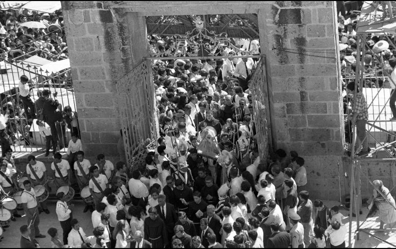 Miles de peregrinos accediendo a la Basílica de Zapopan tras la llegada de La Generala. Romería de 1970. EL INFORMADOR/ARCHIVO