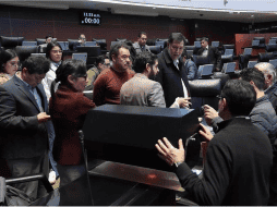 Gerardo Fernández Noroña acudió al salón de plenos para conocer los modelos de tómbolas y la logística para el proceso de insaculación. X/@fernandeznorona