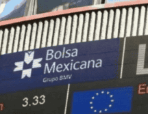 En la jornada, el peso se apreció un 0.4 % frente al dólar, al cotizar en 20.43 unidades por billete verde, tras los 20.52 previos, según datos del Banco de México.