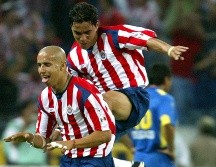 Adolfo 'Bofo' Bautista celebra su gol junto a Omar Bravo en la Copa Libertadores 2005. ARCHIVO / EL INFORMADOR