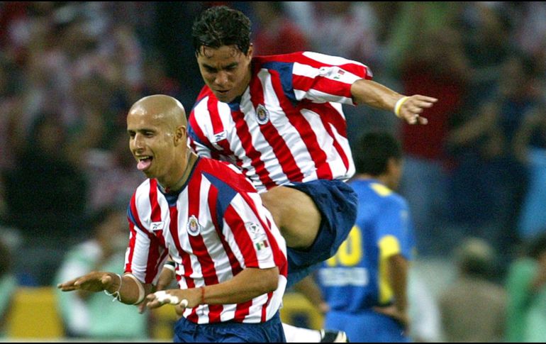 Adolfo 'Bofo' Bautista celebra su gol junto a Omar Bravo en la Copa Libertadores 2005. ARCHIVO / EL INFORMADOR