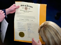 El senado recibió el documento que asigna los votos a Arizona, Estado clave. AP