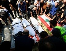 Las personas trasladan los cuerpos de los fallecidos en un ataque militar israelí el 11 de octubre, durante un cortejo fúnebre en la aldea de Baysarieh, en Sidón, Líbano. EFE