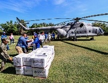 Integrantes de la Marina trasladan despensas a damnificados, por el paso del huracán 'John'. EFE/David Guzmán
