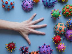 La mononucleosis es una infección viral que puede causar una variedad de síntomas, desde fatiga extrema hasta dolor de garganta y linfadenopatía. CANVA