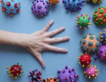 La mononucleosis es una infección viral que puede causar una variedad de síntomas, desde fatiga extrema hasta dolor de garganta y linfadenopatía. CANVA