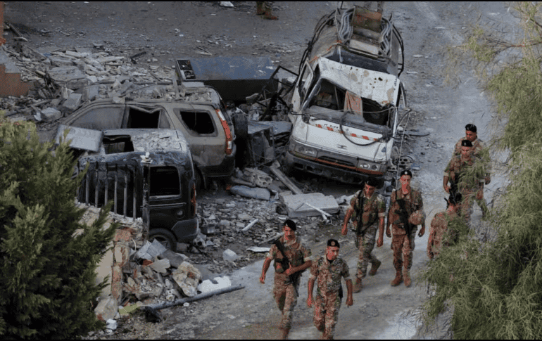 Soldados del ejército libanés recorren la zona donde un ataque aéreo israelí impactó un edificio en el pueblo de Barja, al sur de Beirut, Líbano, el sábado 12 de octubre de 2024. AP
