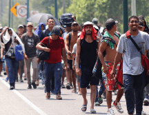 El grupo está custodiado por elementos de tránsito estatal y policías municipales para prevenir accidentes en la carretera federal 200. EFE