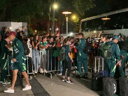 Entre los futbolistas más solicitados estuvieron Guillermo Ochoa, Raúl Jiménez y Edson Álvarez, quienes se detuvieron y atendieron a los seguidores mexicanos. EL INFORMADOR.