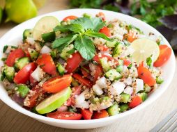 La quinoa es un pseudocereal que se ha convertido en un componente esencial en dietas saludables, gracias a su impresionante perfil nutricional. Unsplash