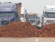 Bloqueos instalados por seguidores del expresidente Evo Morales, este lunes en Puente Ichilo en el límite entre Santa Cruz y Cochabamba (Bolivia). EFE /J. Torrejón