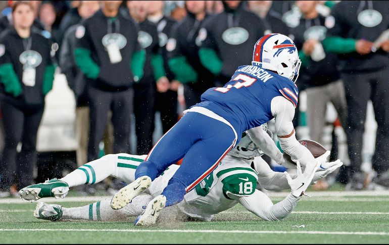 Taron Johnson se interpuso en el camino de Mike Williams para sellar el triunfo de los Bills. AFP/L. Hales