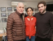 Guillermo Arriaga, en compañía de sus hijos Mariana y Santiago. EFE