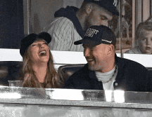 Travis Kelce y Taylor Swift en el primer encuentro de la Serie de Campeonato de la Liga Americana. AP Foto/SWenig