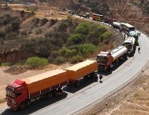 Camiones permanecen detenidos por bloqueos de seguidores del expresidente Evo Morales en Cochabamba, Bolivia. EFE/J. Ábrego