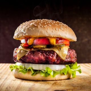 Carl’s Jr ofrece hamburguesas GRATIS con una promoción al 2x1; así puedes obtenerla