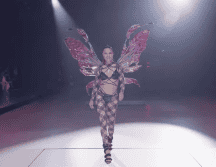 El retorno del evento, cancelado en 2019, se produjo después de que la empresa emprendiera en los últimos años cambios en su dirección y su imagen para alinearse con los valores de las mujeres contemporáneas. ESPECIAL/YOUTUBE/Victoria's Secret.