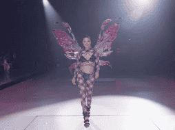 El retorno del evento, cancelado en 2019, se produjo después de que la empresa emprendiera en los últimos años cambios en su dirección y su imagen para alinearse con los valores de las mujeres contemporáneas. ESPECIAL/YOUTUBE/Victoria's Secret.