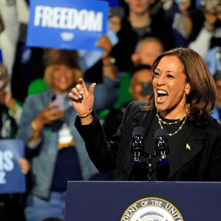 Kamala Harris supera a Trump entre votantes latinos en estados decisivos, revela encuesta