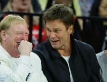 Brady adquirió el 5% de la franquicia controlada por Mark Davis (izq.). AFP/E. Miller