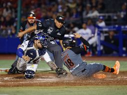 Irving López se barre en home en la séptima entrada del juego. CORTESÍA/Charros de Jalisco