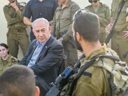 El presidente de Israel, Benjamín Netanyahu, rodeado por los soldados que actualmente atacan Líbano. EFE