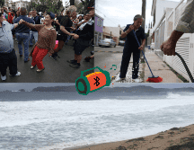Foto de playa, gente bailando y persona barriendo. EL INFORMADOR / SUN / ARCHIVO