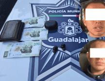 A los dos hombres les aseguraron unos audífonos y una mochila valuados en aproximadamente tres mil 400 pesos, y alrededor de 600 pesos en efectivo. CORTESÍA/ Policía de Guadalajara.