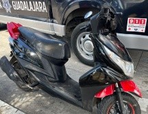 Los detenidos, identificados como Luis Oswaldo ‘N’ y Leslie Fernanda ‘N’ de 29 y 28 años de edad respectivamente, intentaron huir a bordo de una motocicleta tipo scooter. Policía de Guadalajara