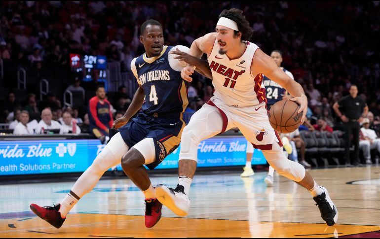 Jaime Jáquez Jr. ataca la canasta durante un partido de pretemporada de la NBA. ARCHIVO / AP Foto