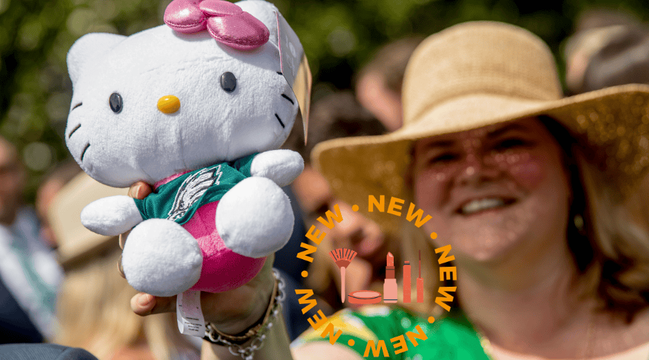 Mujer sosteniendo peluche de Hello Kitty. EL INFORMADOR / ARCHIVO