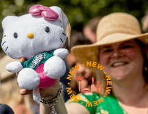 Mujer sosteniendo peluche de Hello Kitty. EL INFORMADOR / ARCHIVO