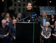 Anamaria Baralt, sobrina de Jose Menendez, pide la excarcelación de Erik y Lyle Menendez. AP / Damian Dovarganes