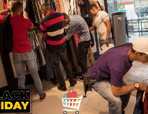 Hombres en tienda departamental. EFE / ARCHIVO