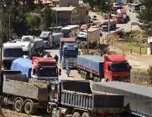 Camiones estacionados durante un bloqueo por simpatizantes del expresidente de Bolivia.  EFE/ J. Abrego