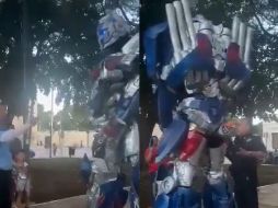 El altercado fue grabado por una joven que se encontraba presente y que decidió defender al artista callejero. ESPECIAL.